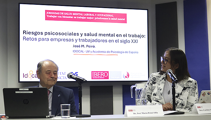El Dr. José María Peiró, especialista de la Universidad de Valencia, y la Dra. Carolina Armenta Hurtarte, integrante del Observatorio de Salud Mental, Laboral y Ocupacional de la IBERO
