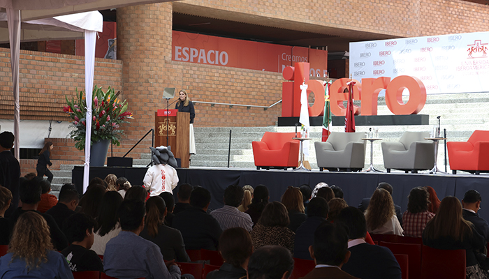 Mariana Dobernig, Directora General del Medio Universitario, ofreció a las familias una guía para acompañar la vida universitaria de sus hijas e hijos.