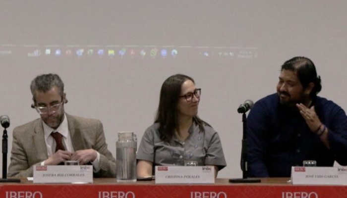 La Dra. Cristina Perales acompañada del Dr. Joseba Buj , Director de la División de Humanidades y Comunicación; y del profesor José Luis García durante la celebración de los 22 años del INIDE