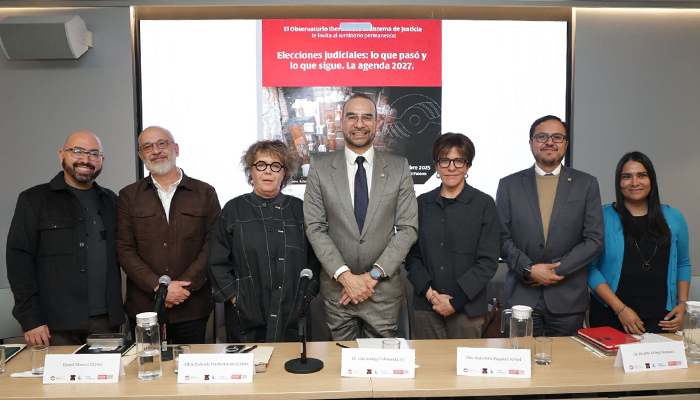 De izq. a der.: Dr. Claudio Flores, Daniel Moreno, Gabriela Warkentin, Dr. Luis Arriaga, S.J., Dra. Ana Laura Magaloni, Dr. Ricardo Ortega y Yolanda Barrita.