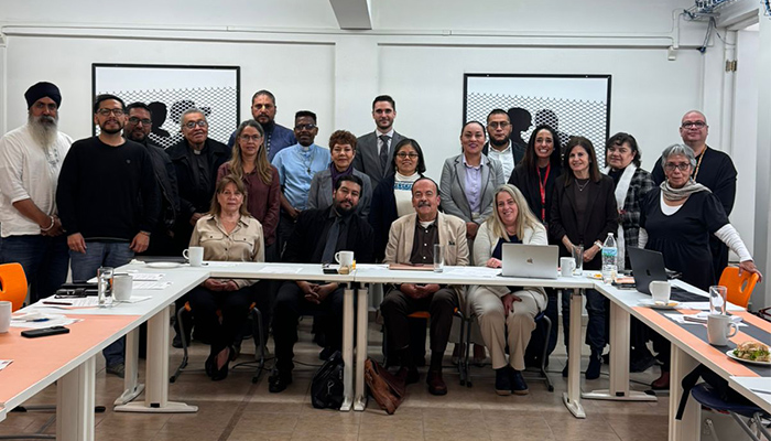 Representantes de diversas tradiciones religiosas, académicas y comunitarias en la cuarta sesión del Grupo Religiones por la Inclusión, realizada en el CEX de la IBERO.